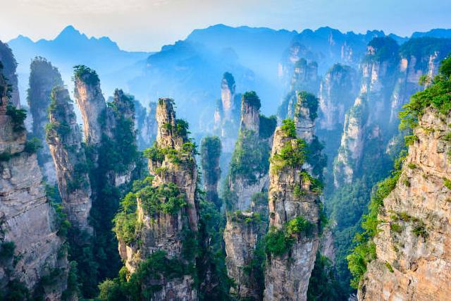 张家界旅游景区（详细介绍张家界知名景点和旅游活动）