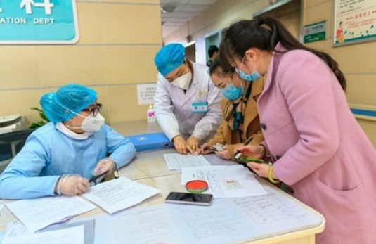 办理健康证需要空腹吗（办理健康证必备注意事项与操作指南）