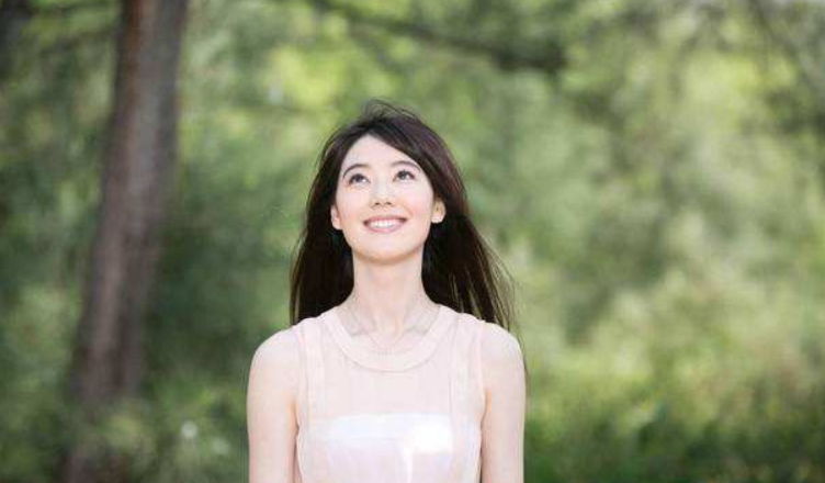 容易吸引小鲜肉的女人 (揭示容易吸引年轻帅气男士的女人特点)