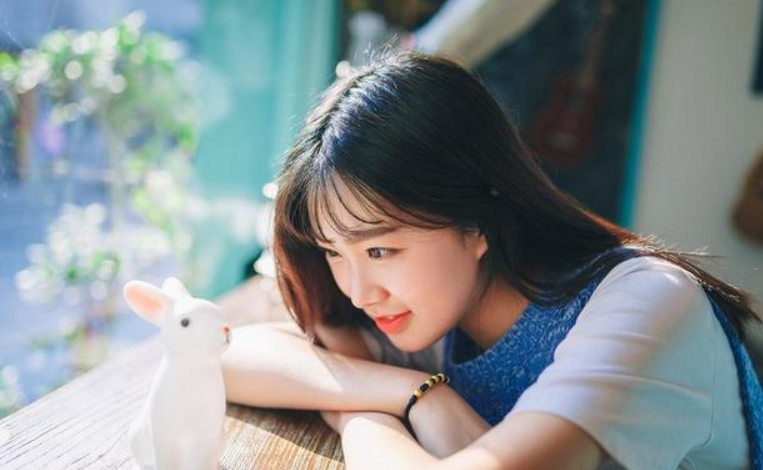 双鱼女允许你追她的暗示（双鱼座女生希望你追她的暗示）