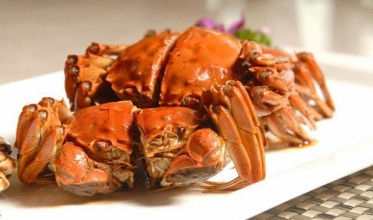 大闸蟹吃什么食物（介绍大闸蟹的饮食习性与适宜食材）