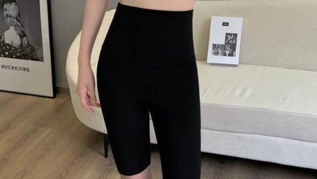 鲨鱼裤怎么搭配衣服(提供鲨鱼裤的时尚搭配建议)