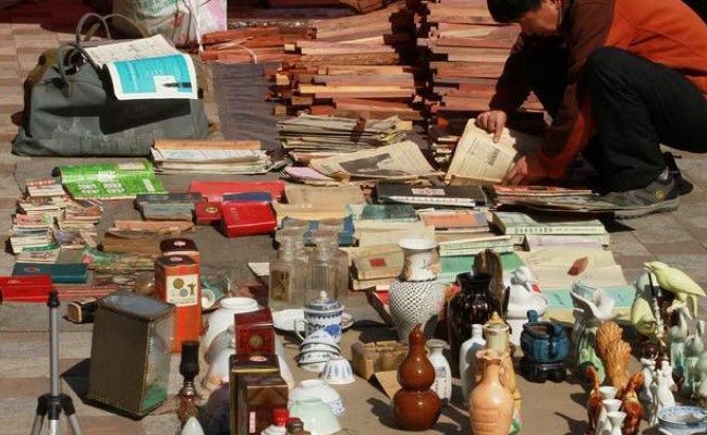 新手摆地摊卖什么好(摆地摊创业：初学者的首选商品)
