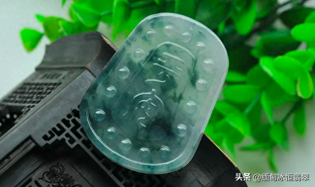 四种女人不适合戴翡翠（日常生活中哪些人最好别佩戴翡翠）