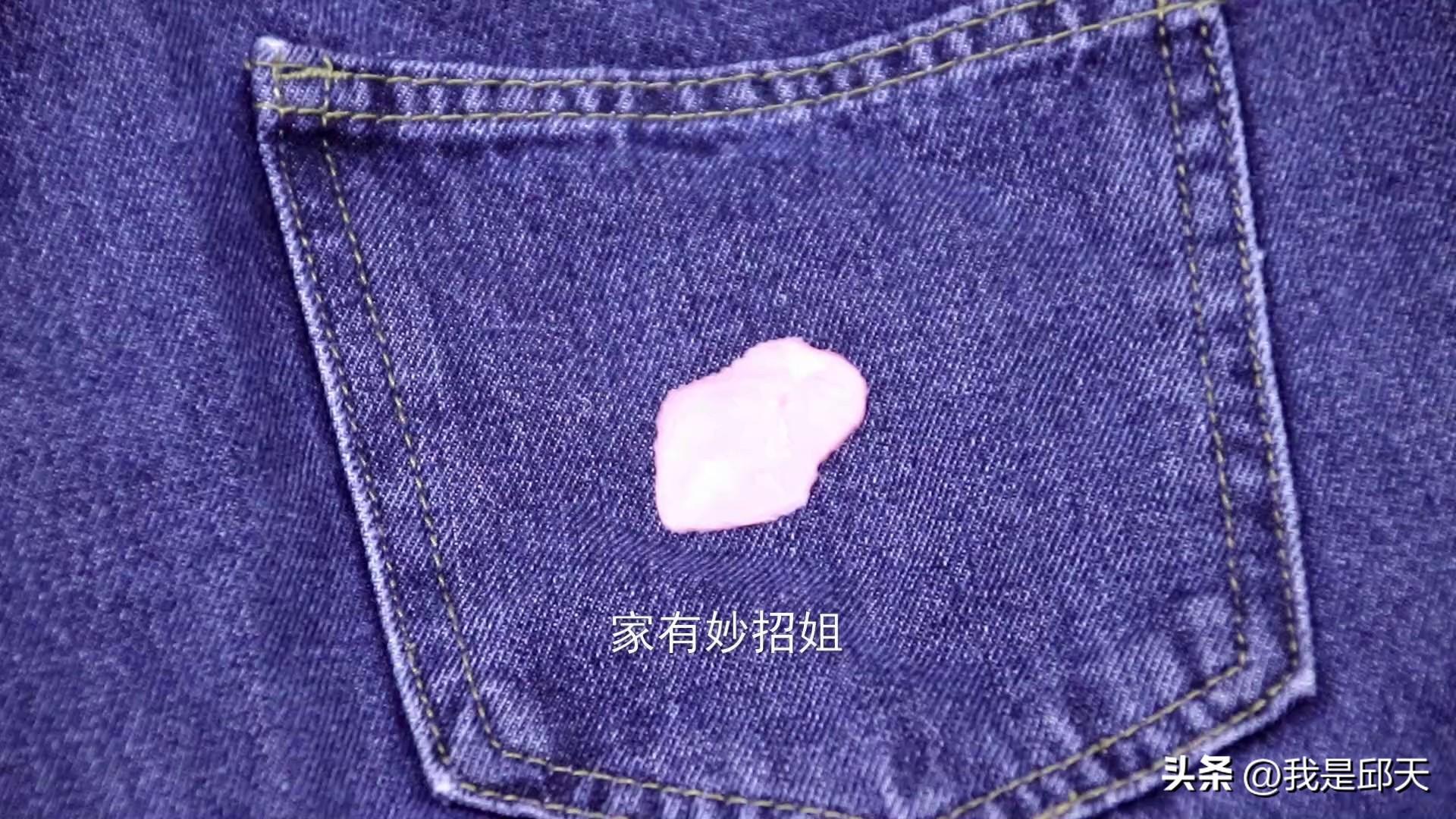 衣服上的口香糖怎么去除（衣服上不小心粘到了口香糖怎么办）