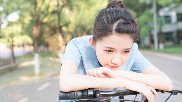 优柔寡断男人的特点(优柔寡断男性所具备的显著特征)