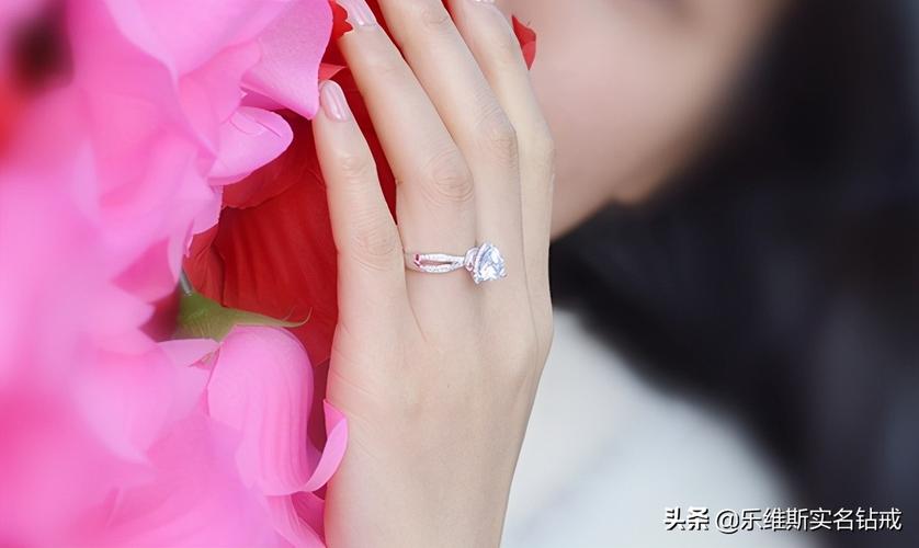 单身戒指戴哪个手指女（一般戴在左手无名指上）