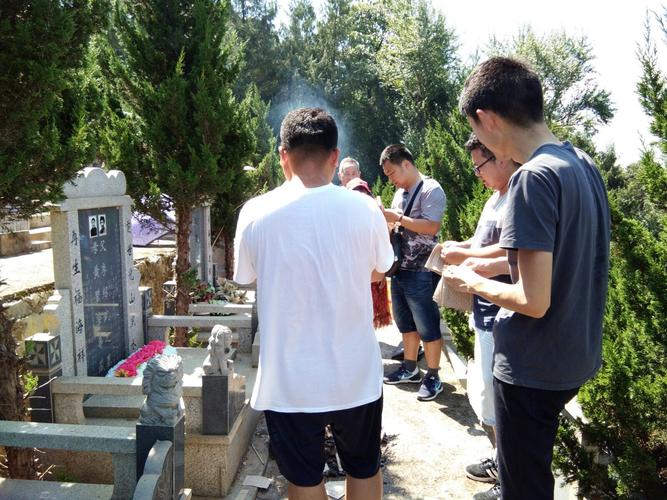 一家人分两次上坟对谁不好（一家人分次上坟的迷信说法与讲解）