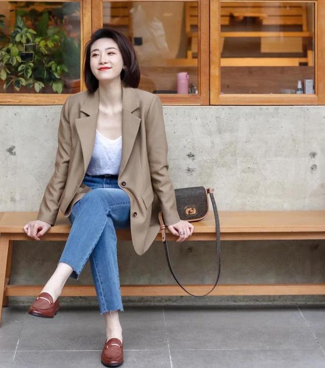 女生卡其色裤子最佳颜色搭配（卡其色的裤子配什么颜色衣服）