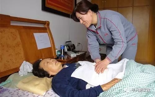 怎样护理卧床老人（提供卧床老人健康护理的实用技巧）
