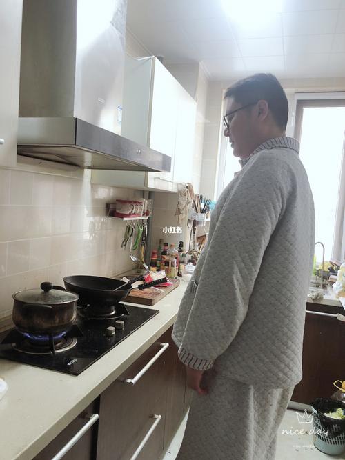 会做饭的男人怎么形容（描述会做饭的男性的特点与形象）