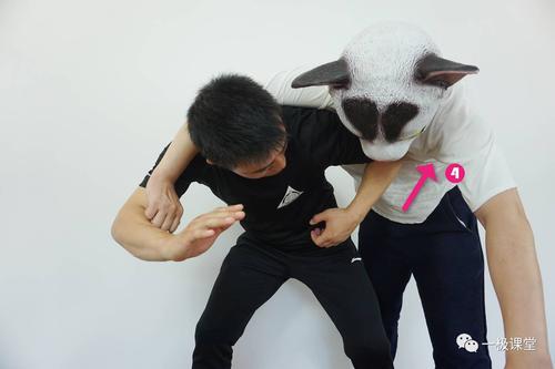 为什么女生总喜欢踢男生的要害（探讨女生踢男生要害的心理原因）