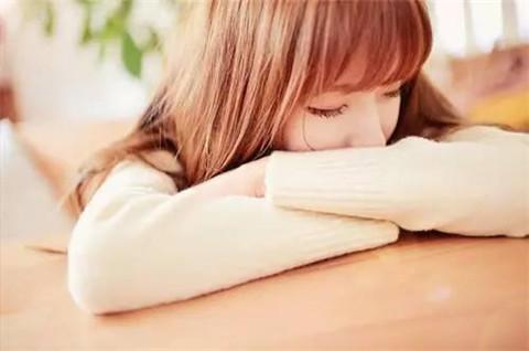 女生说心情不好高情商回复(教授高情商回复女生心情不好的方法)