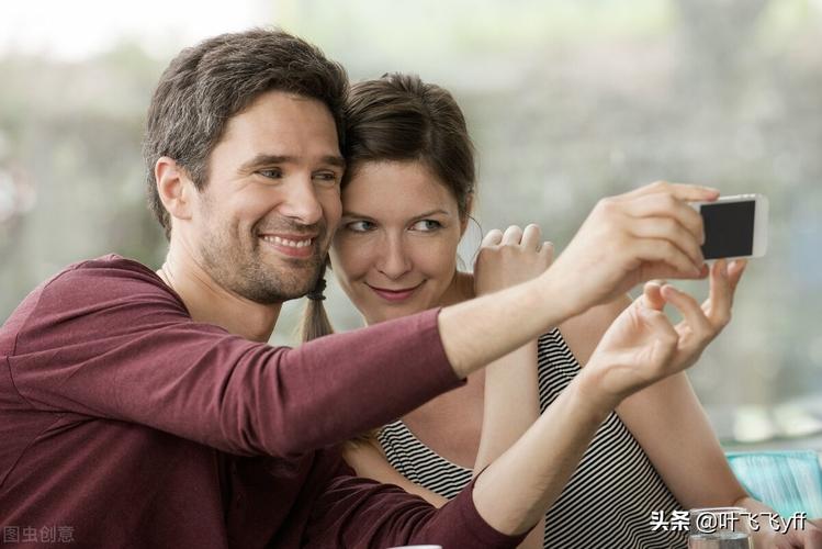 一旦男人开始碰你的头发 (暧昧关系进一步升级的征兆)；