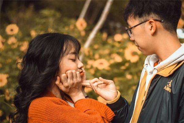 男生奔着结婚谈恋爱表现 (揭示男生在谈恋爱时将结婚视作目标的表现)